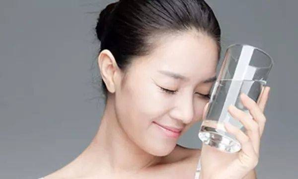 冬季如何给肌肤补水 使用保湿的化妆水