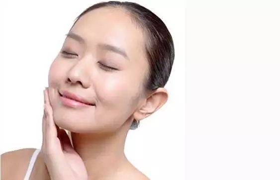 冬季如何给肌肤补水 使用保湿的化妆水