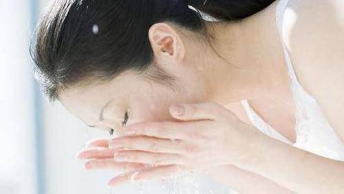 冬季如何给肌肤补水 使用保湿的化妆水